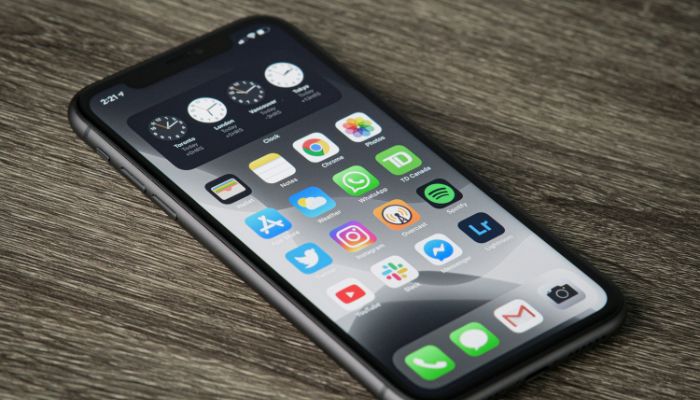 Text message hacking risks for iPhones